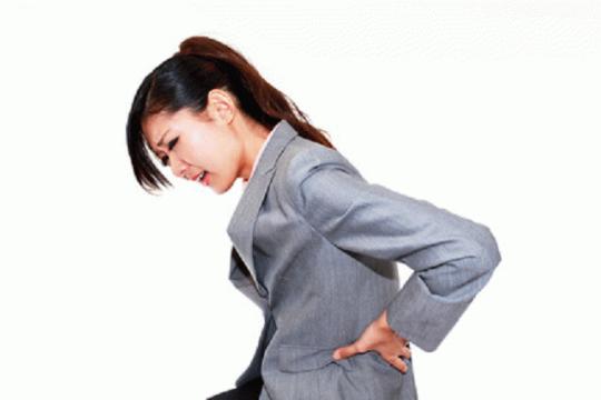 腰痛に悩む女性